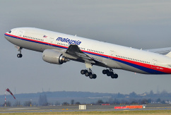 Die verschollene Boeing 777 des Malaysia-Airlines-Flugs MH370 mit dem Kennzeichen 9M-MRO beim Start vom Flughafen Paris Charles de Gaulle 2011., © Wikipedia/Laurent Errera